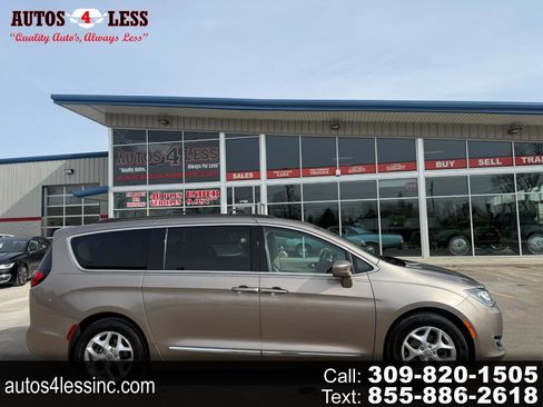 Used 2017 Chrysler Pacifica Touring-L w/ Tire & Wheel Group image 1