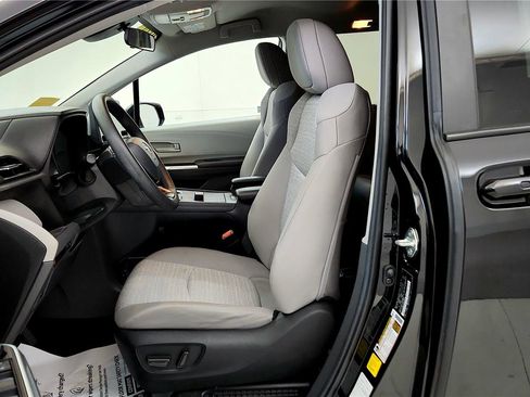 Certified 2024 Toyota Sienna LE image 29