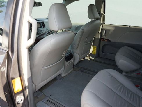 Used 2013 Toyota Sienna XLE FWD image 12
