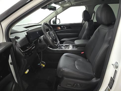 Used 2025 Kia Carnival SX Prestige FWD image 7