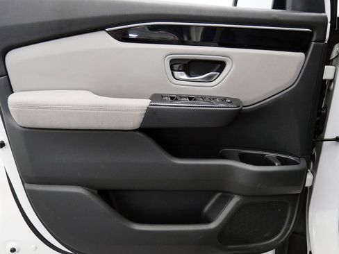 Used 2023 Honda Pilot LX image 12