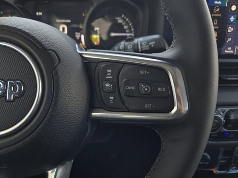 Used 2025 Jeep Wrangler Unlimited Sahara AWD/4WD image 16