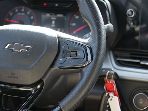 Used 2025 Chevrolet Trax RS w/ Sunroof Package FWD image 19