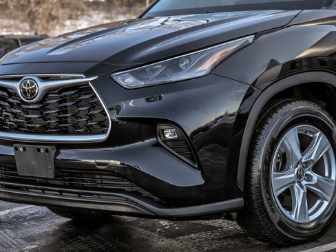 Used 2023 Toyota Highlander LE image 2