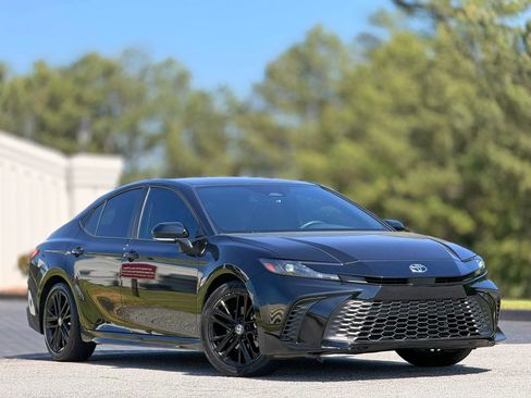Used 2025 Toyota Camry SE w/ Convenience Package FWD image 5