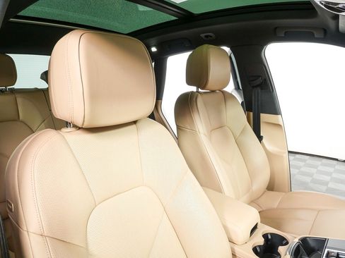 Certified 2025 Porsche Macan image 24