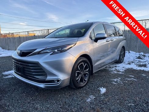 Used 2025 Toyota Sienna Platinum image 1