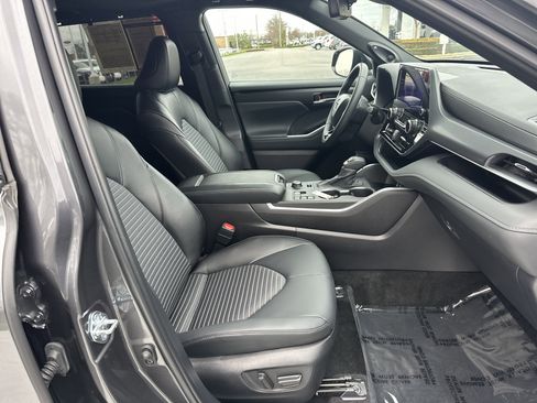 Certified 2025 Toyota Highlander XSE image 34