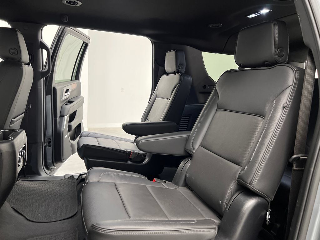 Used 2025 GMC Yukon XL Denali RWD image 18