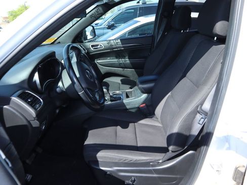 Used 2020 Jeep Grand Cherokee Laredo RWD image 9
