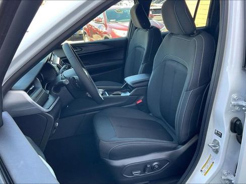 New 2025 Jeep Grand Cherokee Laredo X image 8