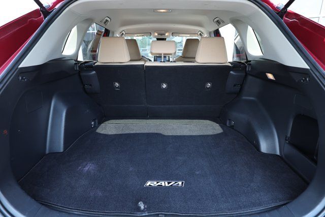 Used 2019 Toyota RAV4 LE FWD image 10