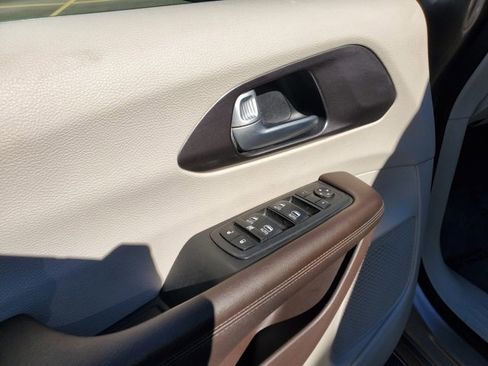 Certified 2018 Chrysler Pacifica Touring-L Plus image 9