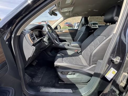 Used 2024 Volkswagen Atlas SE image 9