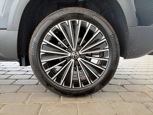 Certified 2025 Volkswagen Taos SE FWD image 37