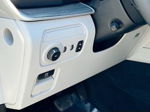 Used 2024 Jeep Wagoneer Series III w/ Premium Group I AWD/4WD image 10