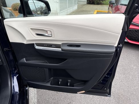 Used 2025 Toyota Sienna Platinum image 25