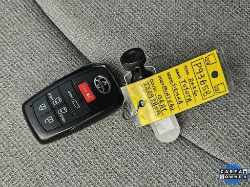 Used 2026 Toyota Sienna LE FWD image 31