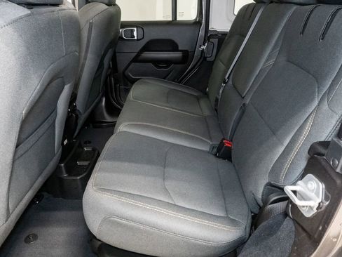 Used 2025 Jeep Wrangler Unlimited Sahara image 22