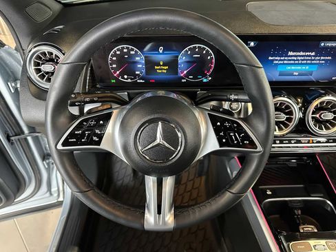 Used 2025 Mercedes-Benz GLB 250 4MATIC image 23