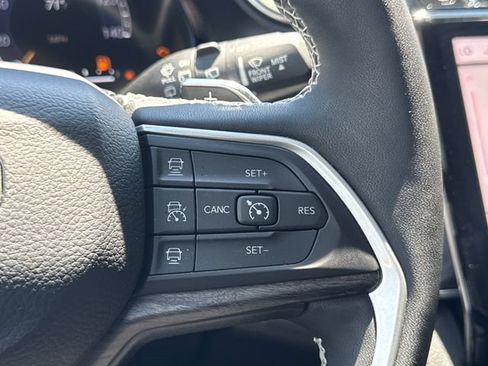 Used 2023 Jeep Grand Cherokee Limited w/ Black Appearance Package AWD/4WD image 29