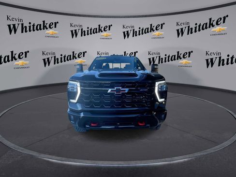 Used 2025 Chevrolet Silverado 2500 ZR2 w/ Technology Package image 3