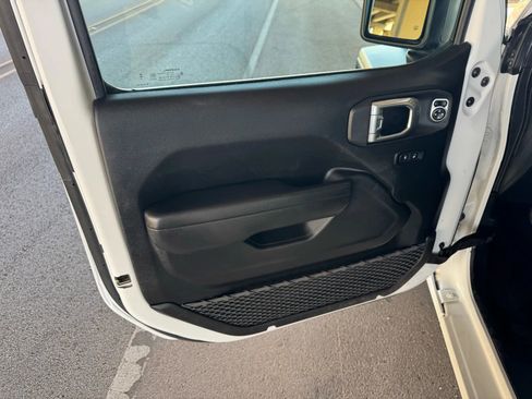 Used 2025 Jeep Gladiator Sport image 10