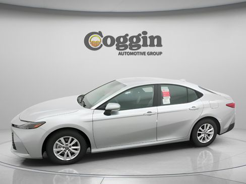 Used 2026 Toyota Camry LE w/ Convenience Package FWD image 3