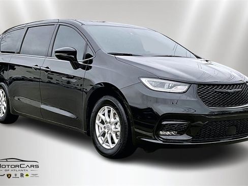 Used 2025 Chrysler Pacifica Select image 2