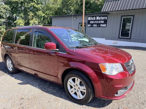 Used 2018 Dodge Grand Caravan SXT FWD image 1