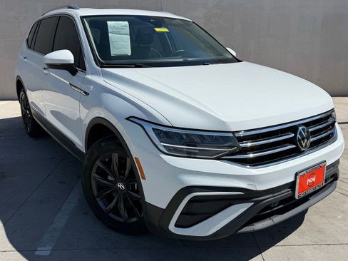 Certified 2024 Volkswagen Tiguan SE w/ Panoramic Sunroof Package FWD image 1