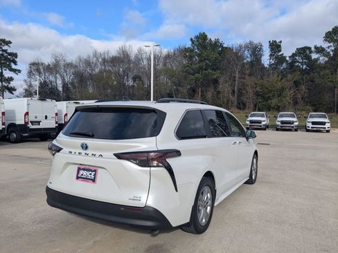 Used 2023 Toyota Sienna XLE w/ XLE Plus Package image 5