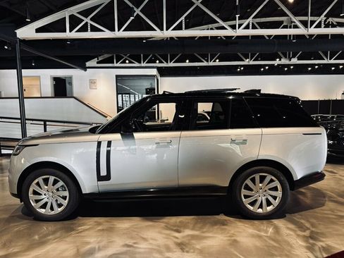 Used 2023 Land Rover Range Rover SE AWD/4WD image 2