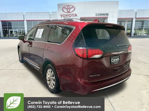 Used 2017 Chrysler Pacifica Touring-L image 6