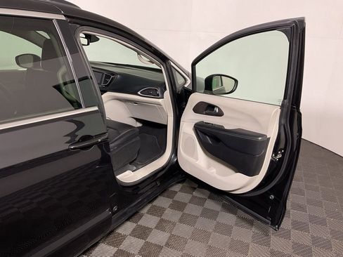 Used 2021 Chrysler Voyager Lxi image 29