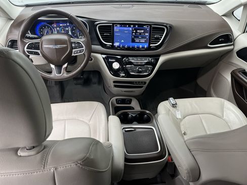 Used 2021 Chrysler Pacifica Touring-L w/ Premium & Safety Sphere Group image 4
