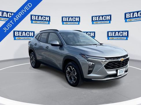 Used 2025 Chevrolet Trax LT w/ LT Convenience Package FWD image 2