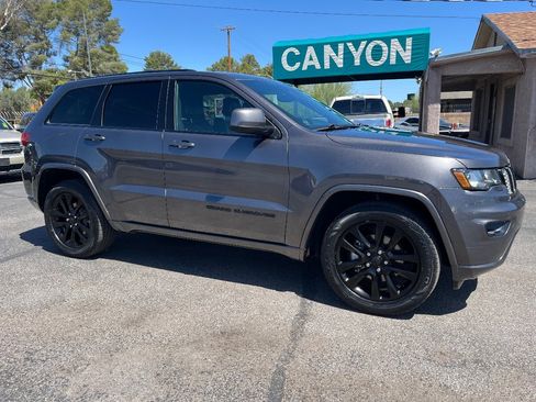 Used 2017 Jeep Grand Cherokee Altitude RWD image 2