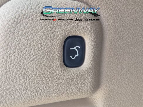 Used 2017 Jeep Grand Cherokee Overland RWD image 8