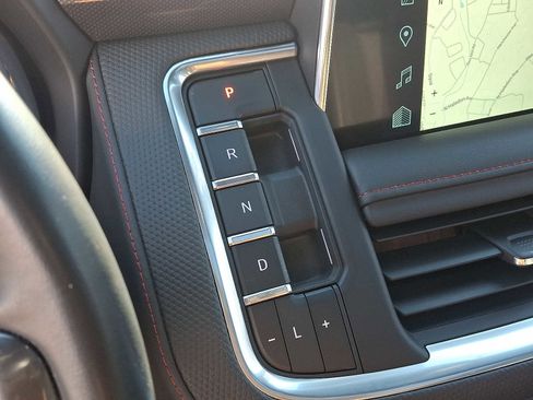 Used 2024 Chevrolet Suburban RST w/ Luxury Package image 16