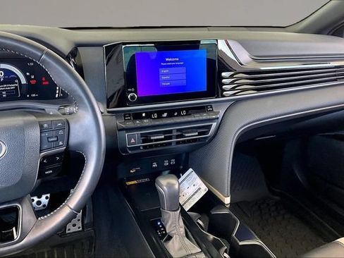 Used 2025 Toyota Camry SE FWD image 9