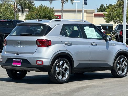Used 2025 Hyundai Venue SEL FWD image 4
