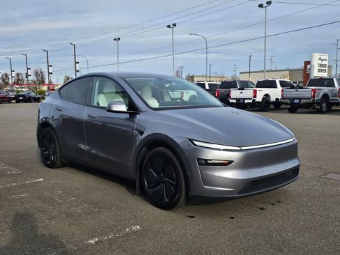 Used 2026 Tesla Model Y Long Range image 4