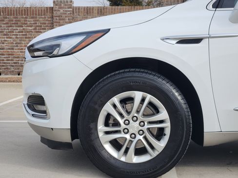 Used 2021 Buick Enclave Essence image 10