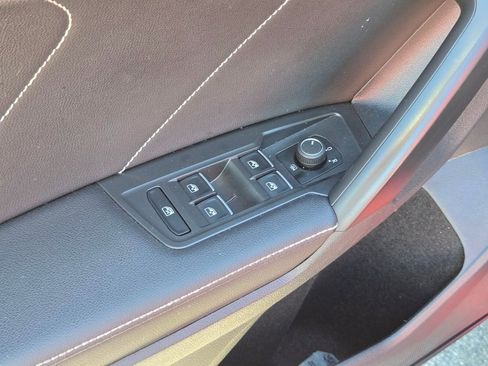 Used 2023 Volkswagen Tiguan SE w/ Panoramic Sunroof Package FWD image 16