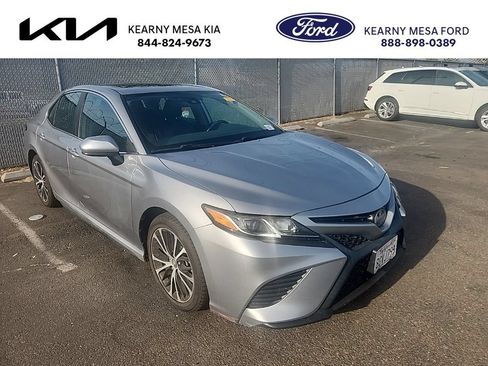 Used 2019 Toyota Camry SE w/ Carpet Mat Package FWD image 1
