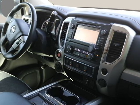 Used 2018 Nissan Titan PRO-4X AWD/4WD image 19