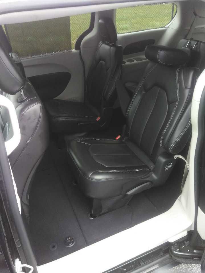 Used 2024 Chrysler Pacifica Touring-L FWD image 4