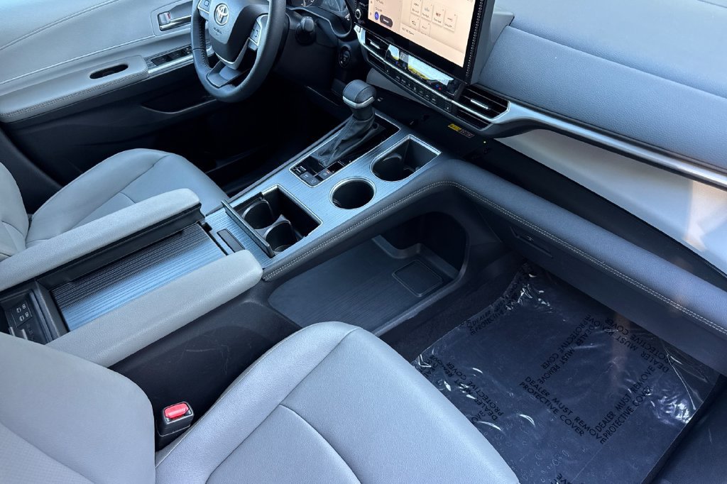 Certified 2025 Toyota Sienna XLE FWD image 16