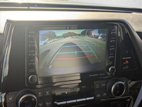 Used 2021 Toyota Highlander XLE image 13